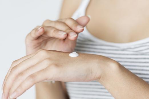 Cuida tus manos de forma natural