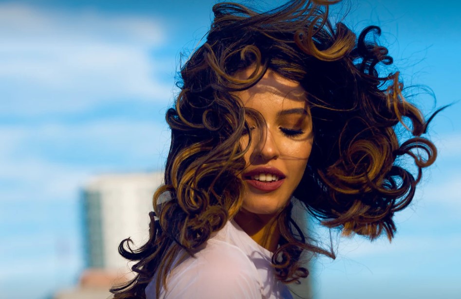 Consejos para hidratar tu cabello seco en verano
